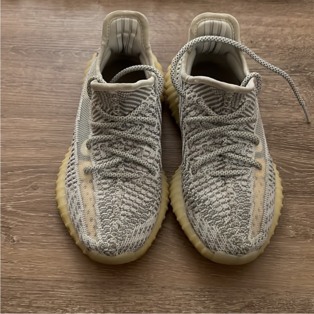 Authentic Yeezy boosts static
